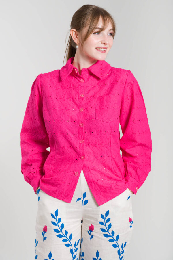 Chemise rose brodée